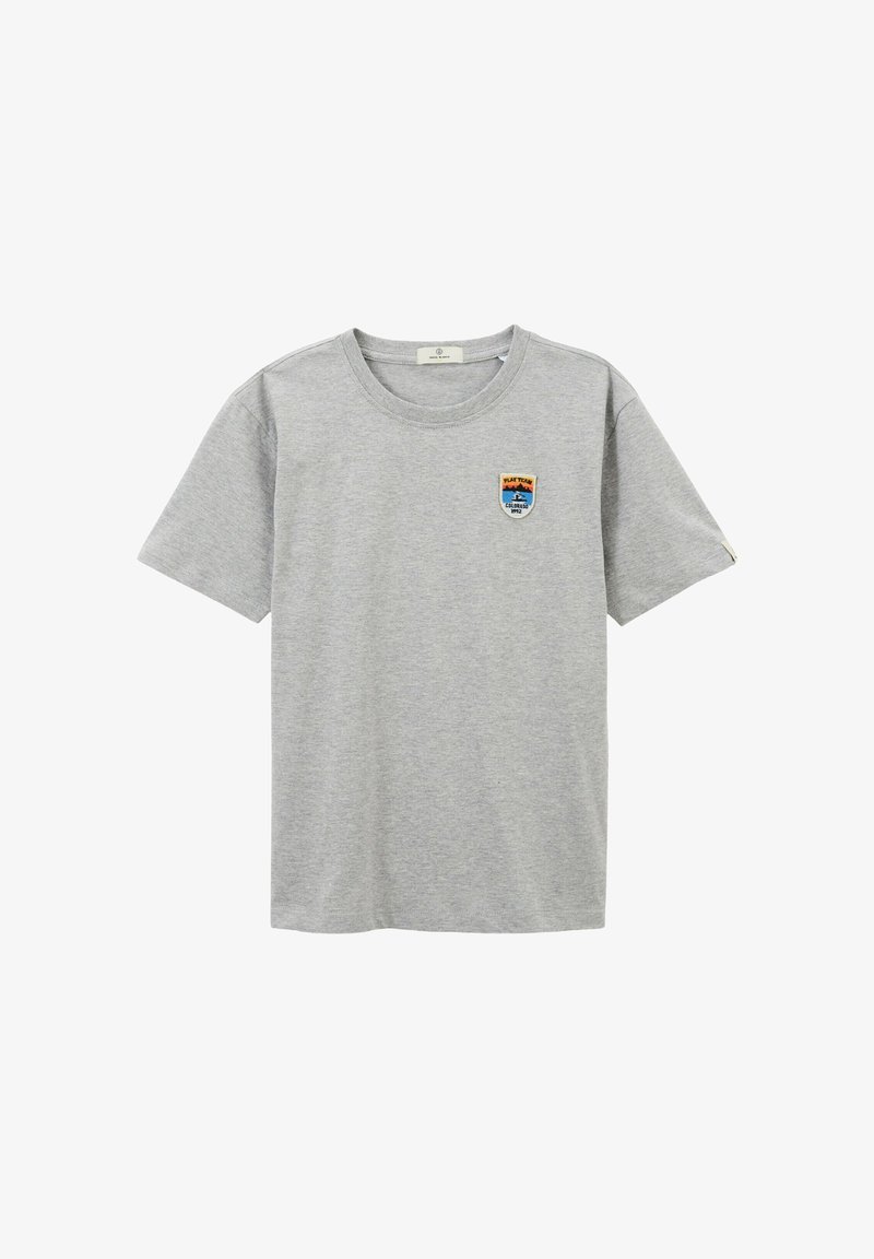 T-shirt en coton gris à manches courtes et col rond. Présente un petit patch brodé avec une montagne et du texte sur le côté gauche de la poitrine.