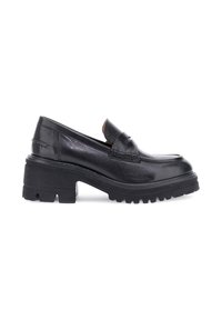 Mocassino in pelle nera con suola chunky e tacco a blocco, stile slip-on, cuciture dettagliate sulla tomaia, vista laterale su sfondo bianco.