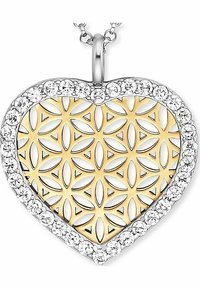Guld- og sølvhjertevedhæng med indviklet blomsterudskæringsmønster. Omgivet af en række klare krystaller for ekstra detaljer. Sølvkæde inkluderet.