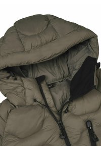 Giacca isolata verde oliva con design trapuntato, cappuccio oversize, zip nera e coulisse elastiche al colletto e all'orlo.