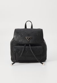 Mochila de cuero sintético negro con patrón de logotipo en relieve, cierre de cordón, bolsillo frontal y un pequeño asa en la parte superior. Presenta accesorios en tono dorado.