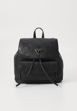 Mochila de cuero sintético negro con patrón de logotipo en relieve, cierre de cordón, bolsillo frontal y un pequeño asa en la parte superior. Presenta accesorios en tono dorado.