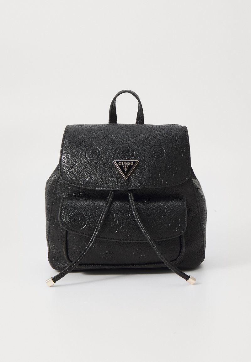 Mochila de cuero sintético negro con patrón de logotipo en relieve, cierre de cordón, bolsillo frontal y un pequeño asa en la parte superior. Presenta accesorios en tono dorado.