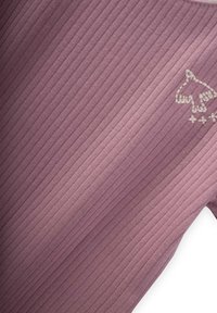 Tejido de ribete morado claro con un tono degradado, que presenta un sutil gráfico de animal y acentos de estrellas en la sección inferior.