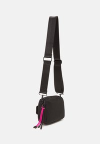 Borsa a tracolla nera con tracolla regolabile, realizzata in tessuto resistente. Presenta zip rosa, forma rettangolare e superficie liscia.