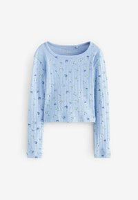 Crop top azzurro chiaro realizzato in tessuto a coste, con un motivo floreale nei colori bianco, verde e blu. Scollo rotondo e maniche lunghe.