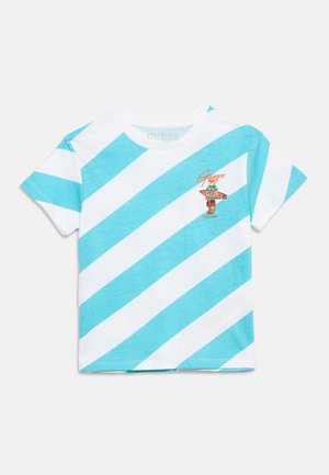 Valge ja heleroheline diagonaalsete triipudega lühikeste varrukatega t-särk, mille rinnal on väike karu, kes hoiab GUESSi märki.