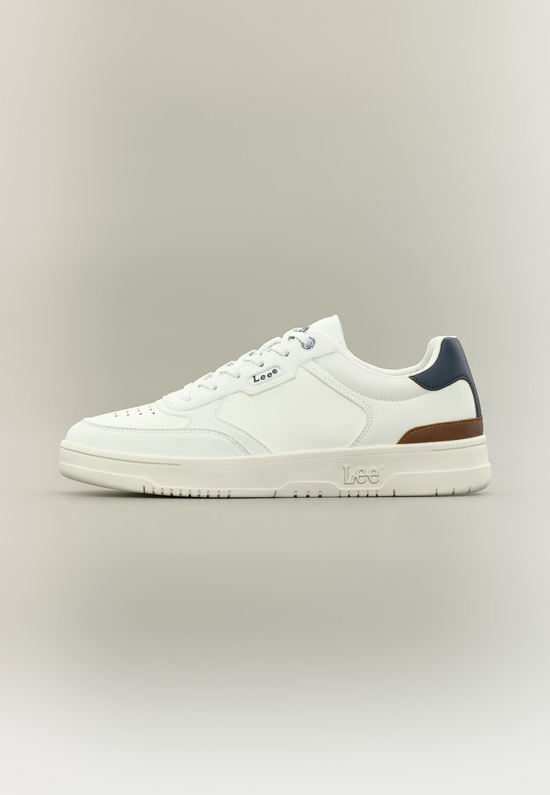 Λευκό χαμηλό παπούτσι Lee με κορδόνια στο μπροστινό μέρος, διάτρητη μύτη, καφέ και σκούρες μπλε λεπτομέρειες στη φτέρνα και παχιά σόλα.
