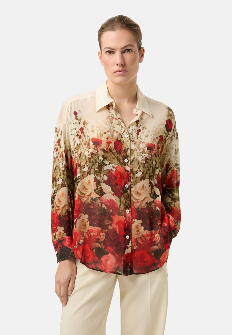 Langärmliges Blumenshirt mit Verlauf von roten und cremefarbenen Rosen auf transparentem Stoff, ausgestattet mit klassischem Kragen und Knopfleiste.