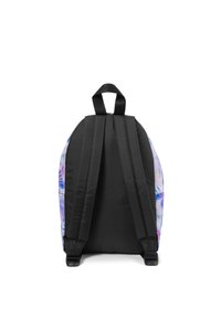 Mochila negra con un patrón floral en tonos de azul y púrpura, con correas acolchadas y un asa de transporte en la parte superior.