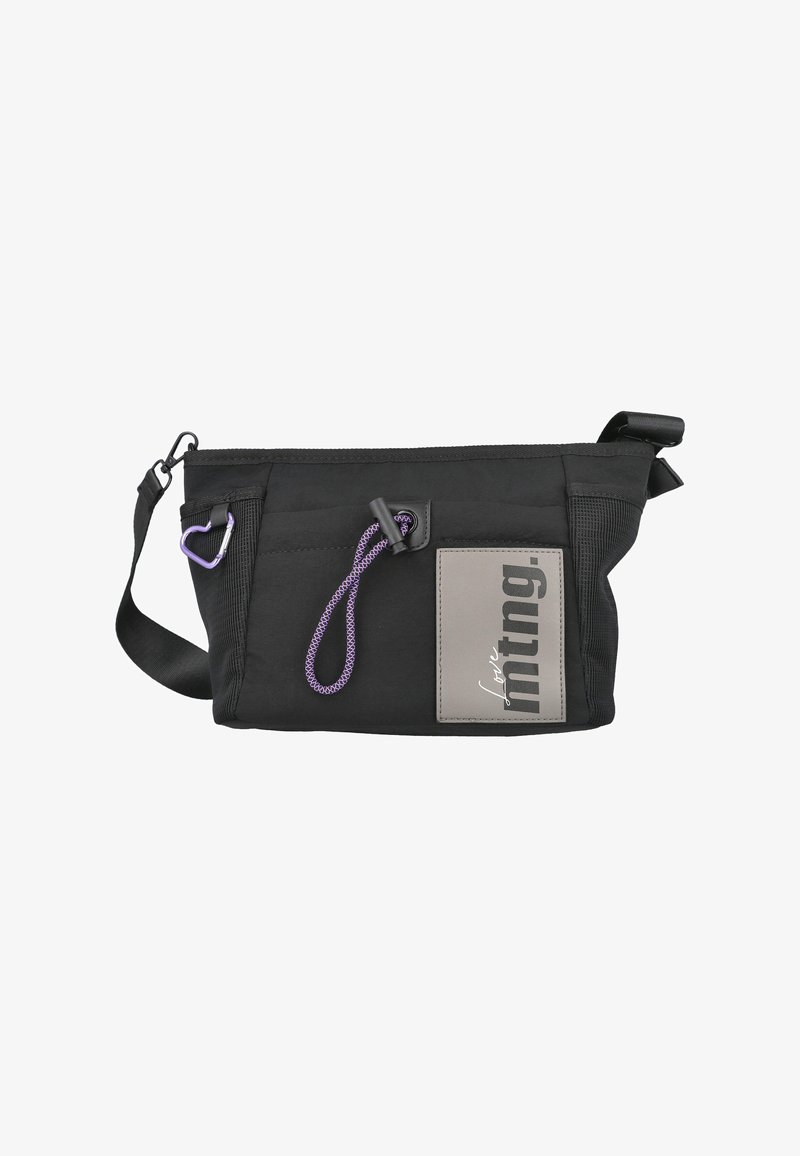 Bolsa de tela negra con forma rectangular, que cuenta con un detalle de cordón púrpura, bolsillo de malla y una etiqueta gris con marca en el lateral.
