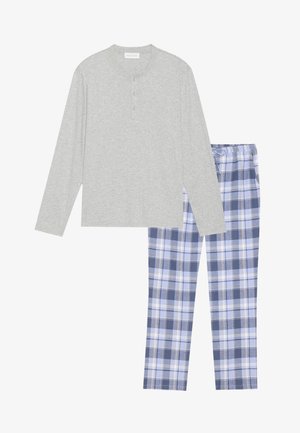 Maglia grigia a maniche lunghe con scollatura henley e pattina con tre bottoni, abbinata a pantaloni da pigiama a quadri blu con vita elasticizzata.