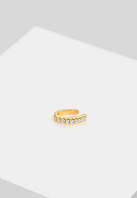 Guldfarvet ørekrog med et buet design og seks små klare ædelsten sat langs fronten. Glat metalsurface.