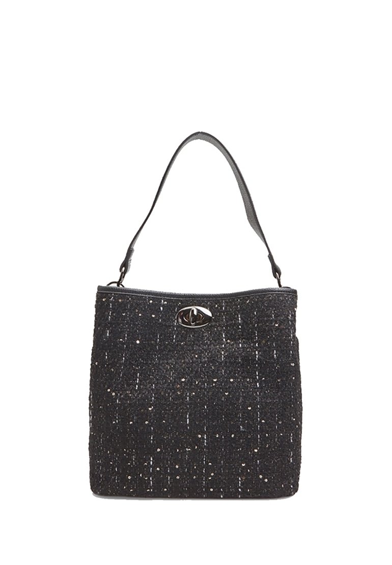 Sac à main noir texturé avec une bandoulière unique et un fermoir à fermeture tournante argenté à l'avant.