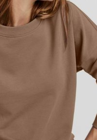 Hnědá mikina s kulatým výstřihem a tř�íčtvrtečními rukávy. Měkká, texturovaná látka. Jednoduchý design bez vzorů a ozdob.