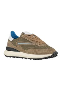 Sneaker in suede marrone con dettagli grigi, fodera blu e suola beige. Presenta una superficie testurizzata, lacci prominenti e fondo in gomma con scanalature.