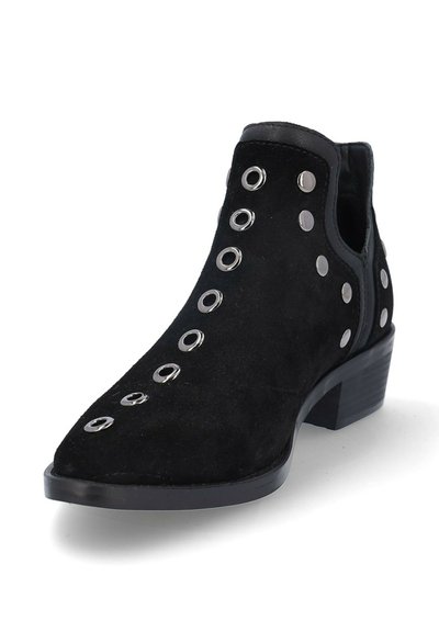 Bota de tobillo de ante negro con ojales y tachuelas metálicas circulares plateadas, tacón bajo de bloque y paneles elásticos laterales para llevar fácilmente.