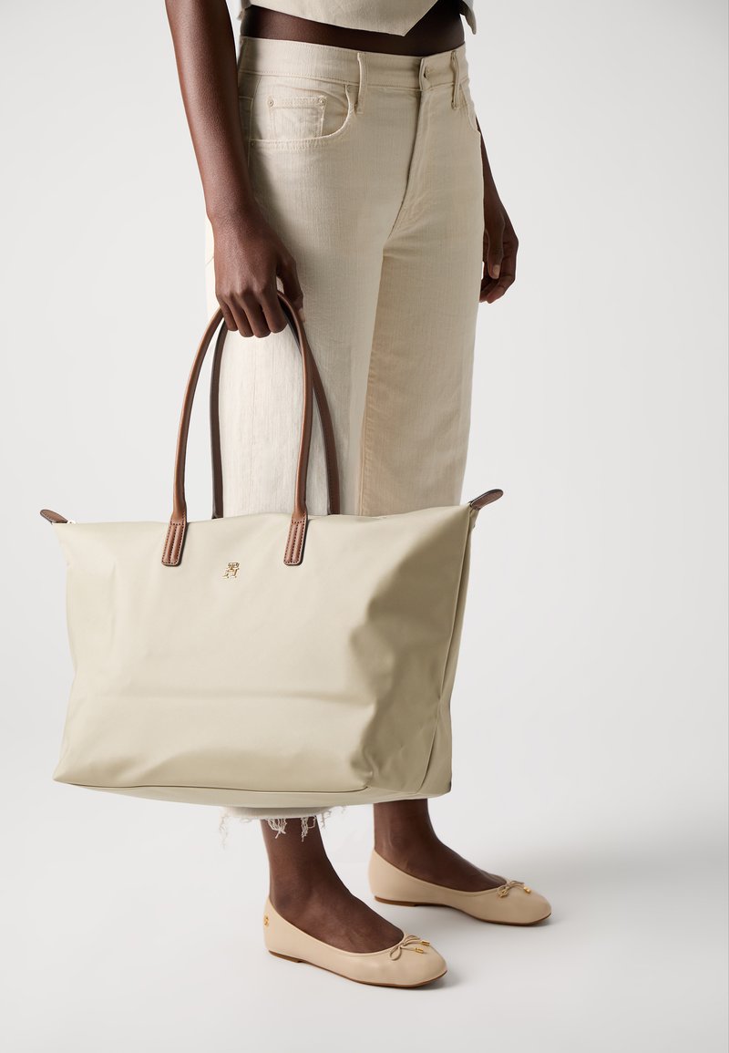 Tommy Hilfiger POPETTE - Shopper - sandalwood