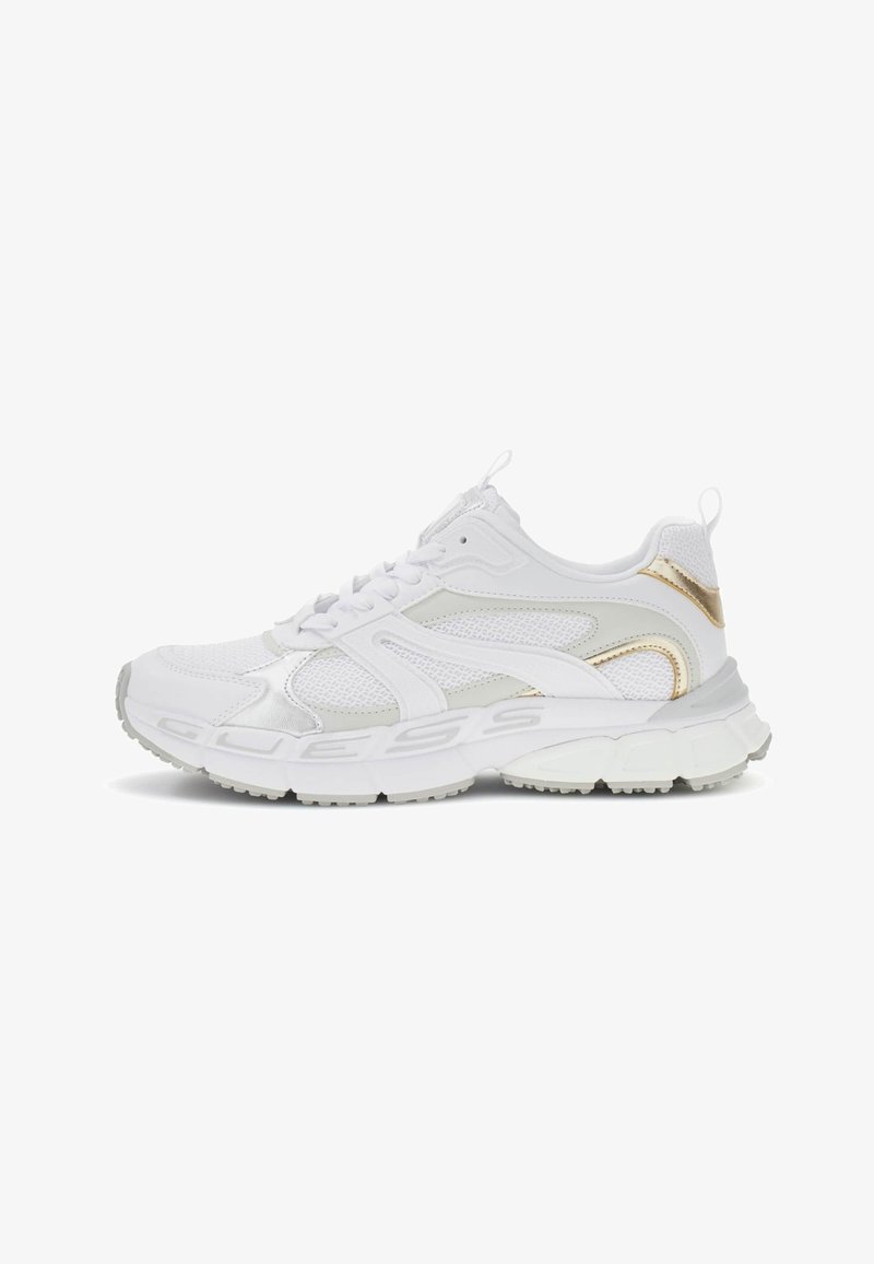 Vita atletiska sneakers med nätpaneler och metalliskt guldackcent. Har en vadderad sula och logotypdetalj på sidan. Snörning.