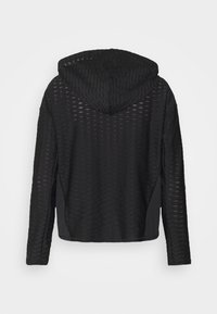 Sweat à capuche noir avec un tissu texturé perforé, doté d'une capuche, de manches longues et d'une coupe décontractée, présentant un design superposé.