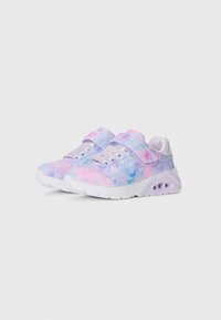 Baskets pailletées avec un motif violet, rose et bleu, dotées d'une semelle blanche et d'une sangle sur le coup de pied pour un maintien sécurisé.
