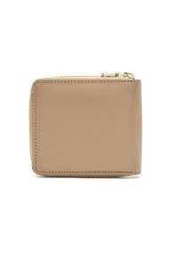 Beige leren portemonnee met een gladde textuur, vierkante vorm, gouden ritssluiting en een gestikte rand.