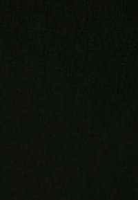 Zwart breiwerk met een gladde textuur, met een uniforme kleur en minimale zichtbare patronen, geschikt voor verschillende kledingtoepassingen.