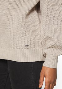 Hollister Co. Stickad tröja - brown