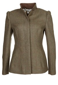 Blazer ajustado de mujer en tweed marrón con cuello alzado, cierre frontal oculto y un único botón visible cerca del escote.