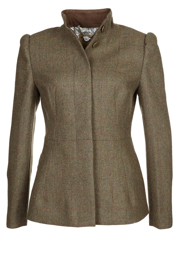 Blazer ajustado de mujer en tweed marrón con cuello alzado, cierre frontal oculto y un único botón visible cerca del escote.