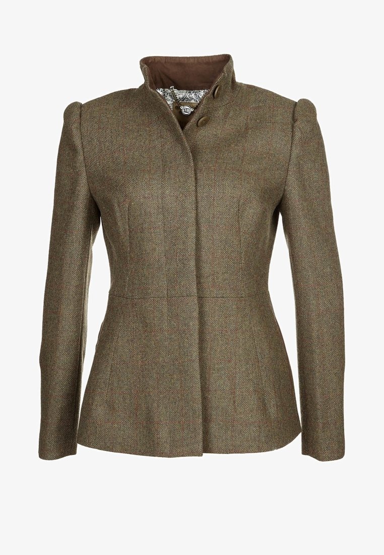Blazer ajustado de mujer en tweed marrón con cuello alzado, cierre frontal oculto y un único botón visible cerca del escote.
