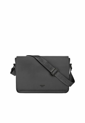 Sort læder crossbody-taske med justerbar rem præglet med "CERRUTI 1881" og med klaplukning på hvid baggrund.