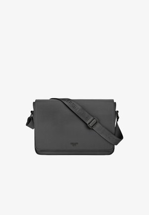 Zwarte lederen crossbodytas met verstelbare riem, bedrukt met "CERRUTI 1881" en een klepsluiting, op een witte achtergrond.