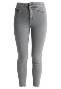Jeans ajustados de talle alto en gris, con cierre de botón y cremallera, que cuentan con bolsillos frontales y un dobladillo deshilachado en los tobillos, hechos de tela de mezclilla.