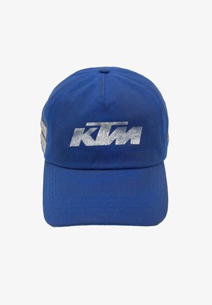 Cappellino da baseball blu in tessuto con visiera curva. Presenta un grande logo "KTM" argentato sulla parte anteriore e due strisce sui lati.