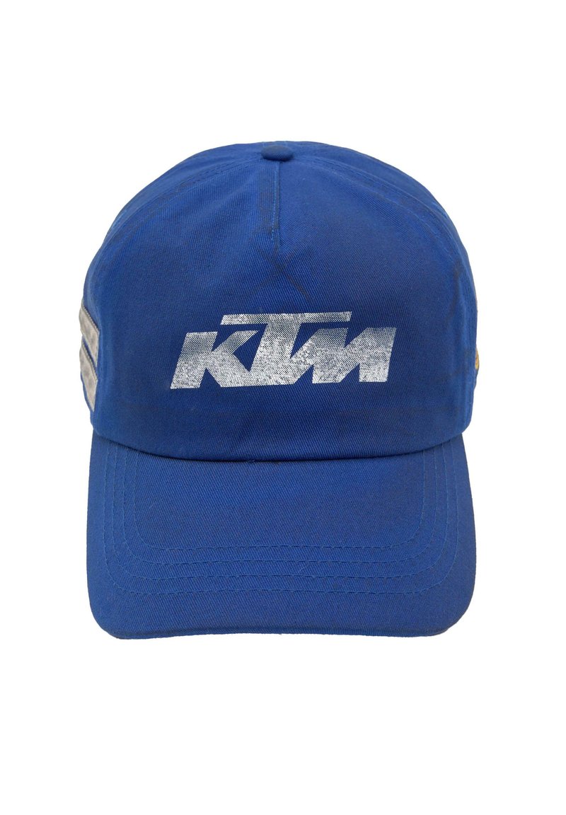 Cappellino da baseball blu in tessuto con visiera curva. Presenta un grande logo "KTM" argentato sulla parte anteriore e due strisce sui lati.