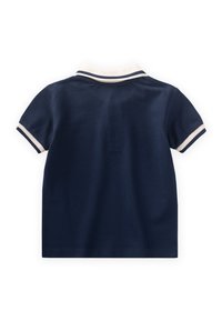 Polo shirt blu navy con colletto a costine e righe bianche a contrasto sul colletto e sulle maniche. Maniche corte, texture morbida e design semplice.