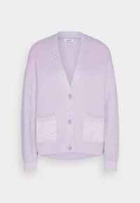 Lila kofta med V-ringning, ribbad textur och kontrasterande ljuslila fickor. Har lila knappar och en avslappnad passform.