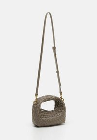 Borsa a tracolla grigia intrecciata con manico curvo, tracolla regolabile, dettagli in hardware dorato e chiusura con zip. Design compatto e texture lavorata.