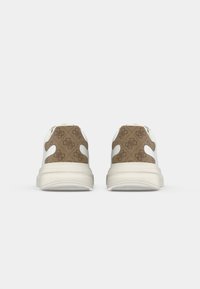 Brune mønstrede sneakers med hvide detaljer, der har udskæringer, en tyk hvid sål og glat materiale for et moderne design.