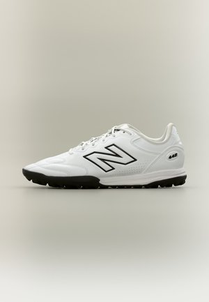 Chaussure de sport blanche New Balance avec semelle noire, logo noir « "N" » sur le côté, et « "442" » en noir sur le talon, montrée en profil.