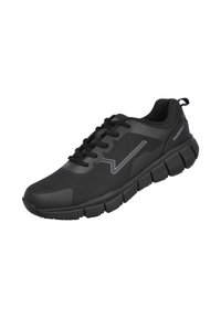 Zapatilla deportiva negra con suela texturizada, cierre de cordones en la parte delantera, lengüeta en el talón y logo angular gris en el lateral.