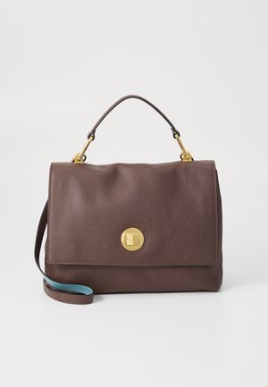 Borsa a tracolla in pelle marrone con una forma strutturata, hardware dorato e una tracolla removibile. Presenta una finitura testurizzata e una chiusura magnetica.