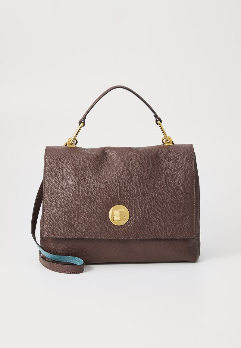 Borsa a tracolla in pelle marrone con una forma strutturata, hardware dorato e una tracolla removibile. Presenta una finitura testurizzata e una chiusura magnetica.