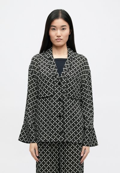 Μαύρο και άσπρο σακάκι με σχέδιο, εφαρμοστό, με πέτο κολάρο, μανίκια καμπάνα, δύο μπροστινές τσέπες και κουμπιά μπροστά.