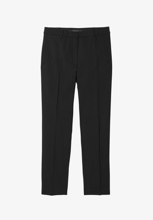 Zwarte broek van gladde stof, met een rechte pijp, voorzakken en een platte tailleband zonder zichtbare sluitingen.