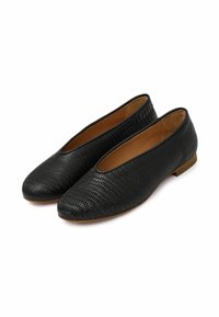 Scarpe nere effetto pitone, piatte e con superficie testurizzata. Punta arrotondata, tacco basso e lati aperti. Interno con rivestimento marrone liscio.