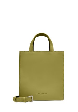 Strukturierte quadratische Handtasche aus mattgrünem Leder, mit kurzen Griffen und einem abnehmbaren Schultergurt. Dezentes Branding an der Unterseite.