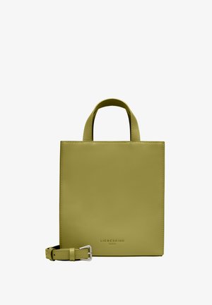 Strukturalna kwadratowa torebka w matowej oliwkowej skórze, z krótkimi uchwytami i odpinanym paskiem. Subtelne logo na dole.