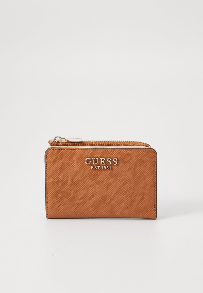 Portefeuille texturé orange avec quincaillerie dorée, fermant par zip et logo en relief sur le devant, de forme rectangulaire avec des bords arrondis.